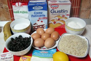 Tort cu nuca ,mure si mousse de banane