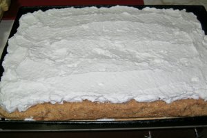 Tort cu nuca ,mure si mousse de banane