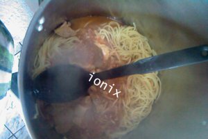 Spaghete cu vita-s sos de rosii