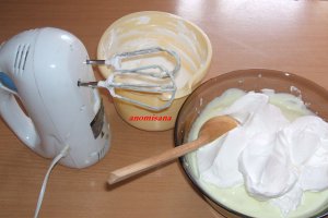Tort Diplomat acoperit cu pastă  marshmallow