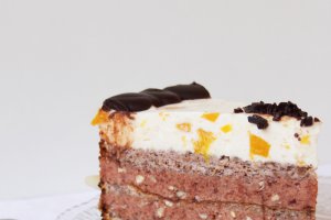 Tort cu nuci si crema de visine