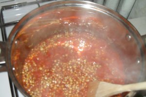 Lenticchie con sugo  e cotechino (Linte cu sos de rosii si carnati)