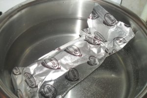 Lenticchie con sugo  e cotechino (Linte cu sos de rosii si carnati)