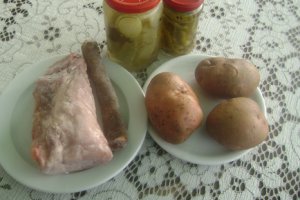 Ciorbă din cotlet de porc, cârnaţ şi legume