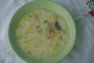 Ciorbă din cotlet de porc, cârnaţ şi legume