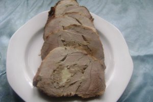 Pulpă de porc umplută cu carne tocată şi caşcaval