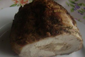 Pulpă de porc umplută cu carne tocată şi caşcaval