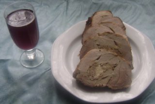 Pulpă de porc umplută cu carne tocată şi caşcaval