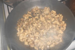 Ciulama de pui cu ciuperci si smantana cu mamaliguta