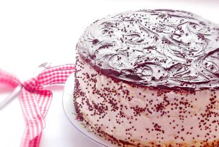Tort cu bezea si ciocolata