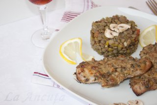 Piept de pui in crusta de nuci si salata calda de linte