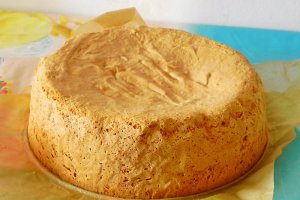Tort cu budinca de caramel si ciocolata