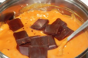 Tort cu budinca de caramel si ciocolata