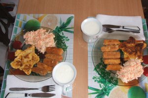 Mic dejun cu degeţele de caşcaval, omletă stea şi salată de ţelină