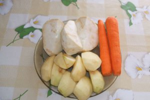 Mic dejun cu degeţele de caşcaval, omletă stea şi salată de ţelină