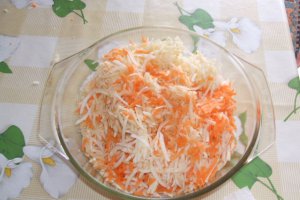 Mic dejun cu degeţele de caşcaval, omletă stea şi salată de ţelină