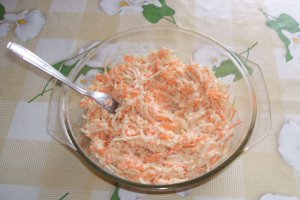 Mic dejun cu degeţele de caşcaval, omletă stea şi salată de ţelină