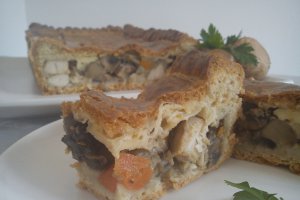 Placinta cu carne de curcan, ciuperci si Brie