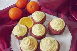 Red velvet cupcakes cu cremă de portocale