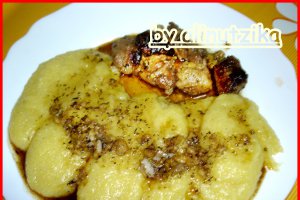 Porc cu usturoi si mamaliguta