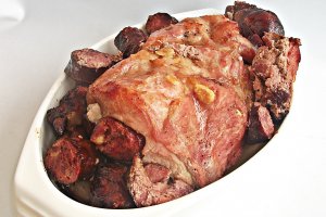 Pulpa de porc impanata cu usturoi si carnat afumat