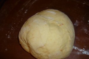 Cozonacei cu nuca si gem de cirese amare