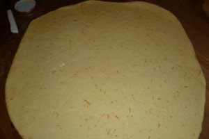 Cozonacei cu nuca si gem de cirese amare