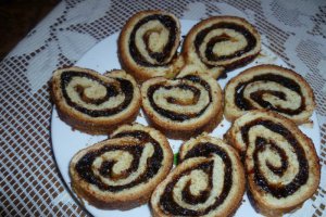 Cozonacei cu nuca si gem de cirese amare