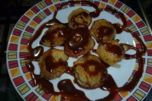 Banane prajite in aluat cu sos cioco-caramel