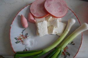 Omleta cu cascaval si crenvusti de pui