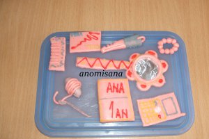 Tort cub de lapte acoperit cu pastă marshmallow pentru moţ