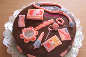 Tort cub de lapte acoperit cu pastă marshmallow pentru moţ