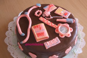 Tort cub de lapte acoperit cu pastă marshmallow pentru moţ