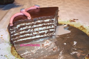 Tort cub de lapte acoperit cu pastă marshmallow pentru moţ