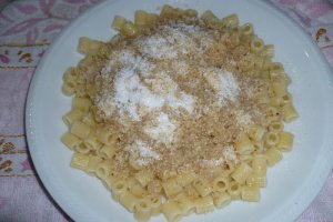 Paste cu nuca si sos caramel