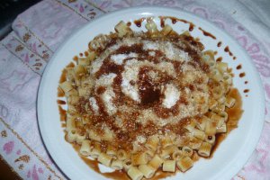 Paste cu nuca si sos caramel