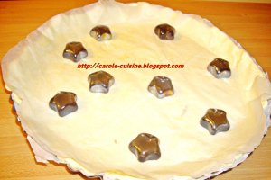 Tarta cu biscuiti si prune confiate