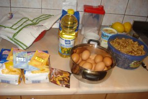 Cozonac cu crema de cacao, nuca, stafide si mac