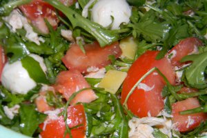 Salata cu rucola, pui si mozzarella