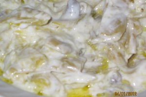 Salata de fasole galbena cu iaurt si usturoi