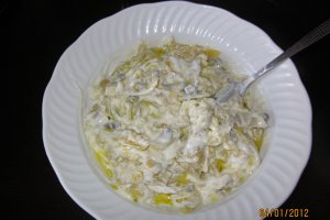 Salata de fasole galbena cu iaurt si usturoi