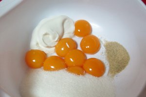 Clatite umplute, in sos de vanilie, cu mot de bezea