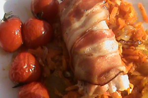 Rulada de pui in manta de bacon