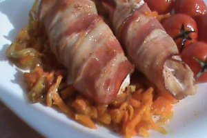 Rulada de pui in manta de bacon