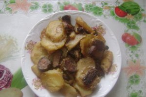 Cartofi cu şuncă şi cârnaţi la cuptor