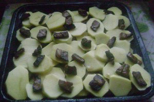 Cartofi cu şuncă şi cârnaţi la cuptor
