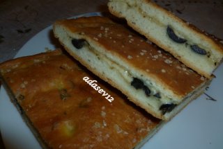Focaccia umpluta cu ceapa si masline