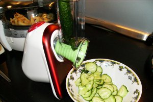 Salata de dovlecei si castraveti