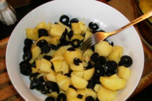 Salata de cartofi cu ton si masline