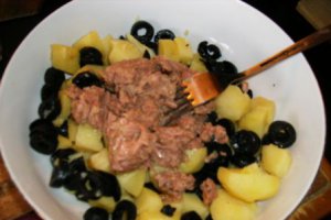 Salata de cartofi cu ton si masline